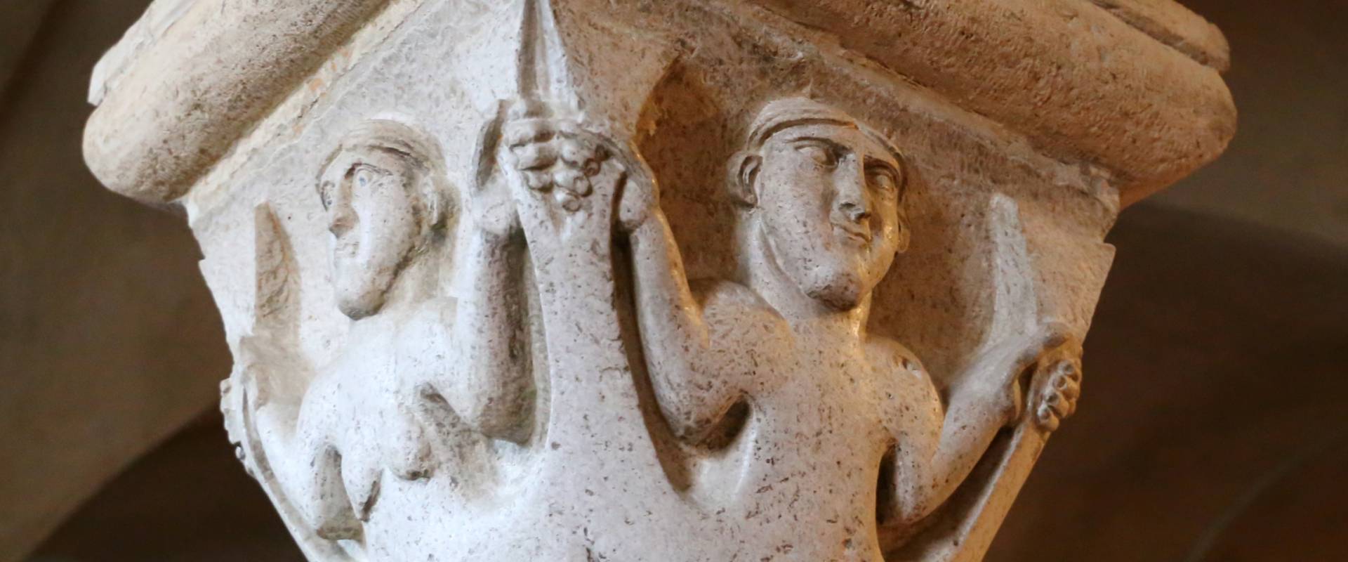 Duomo di modena, interno, capitello della cripta con sirena bicaudata maschile e femminile, scuola lombarda del 1099-1100 foto di Sailko
